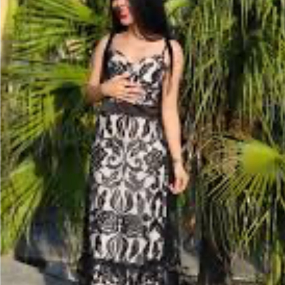 Elegant Black Floral Lace Dress - Picture 3 of 8